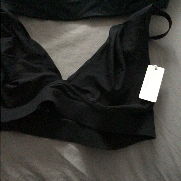 2 Aerie bars. One is wireless-XL. The other is a mesh triangle wireless one-XXL. - Picture 5 of 5